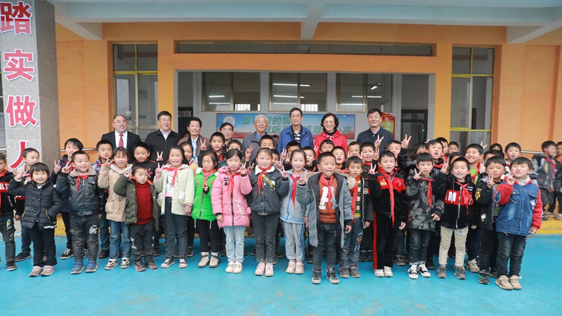 与海雀小学学生们合影